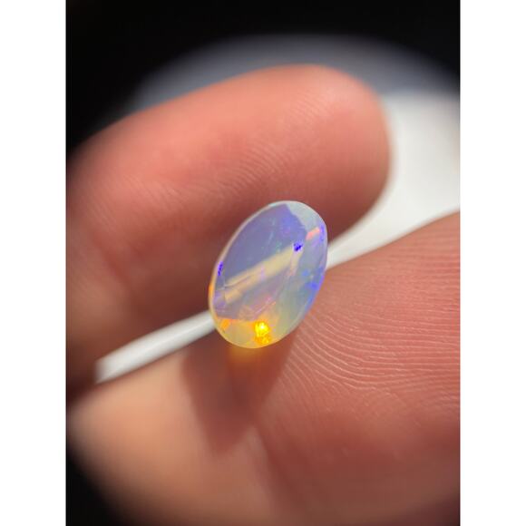 2 carat Welo Opal - Oval Cut - Picture 7 of 8